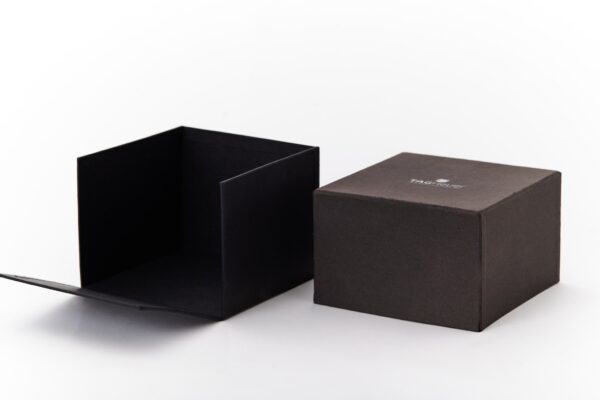Caja cuadrada con cierra tapa y base