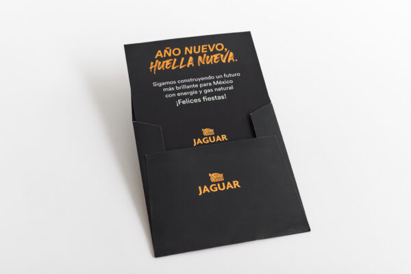 Invitación cuadrada con barniz a registro