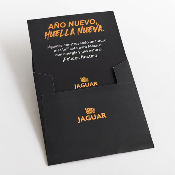 Sobre cuadrado con barniz a registro
